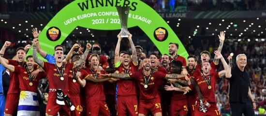 Mourinho lacrime di gioia, la sua Roma vince la Conference League. Oggi si festeggia in pompa magna